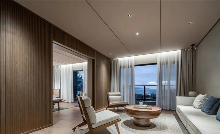 酒店套房客廳設(shè)計(jì)-云南3000平度假酒店翻新改造設(shè)計(jì)案例 邂逅簡(jiǎn)約之美 酒店套房客廳設(shè)計(jì)-云南3000平度假酒店翻新改造設(shè)計(jì)案例 邂逅簡(jiǎn)約之美