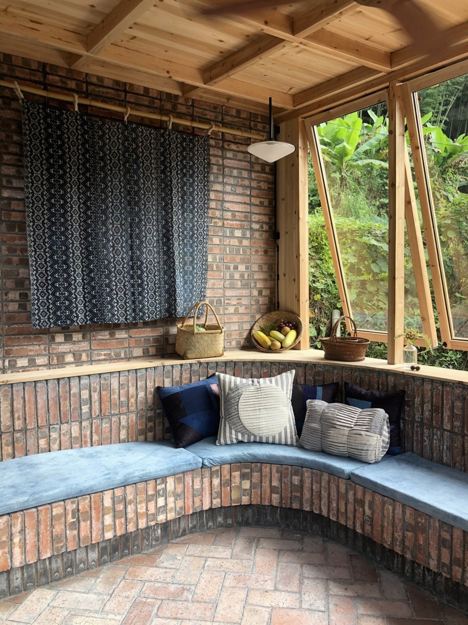 紅磚、杉木復(fù)蘇老民宅改造變身精品民宿設(shè)計(jì)案例