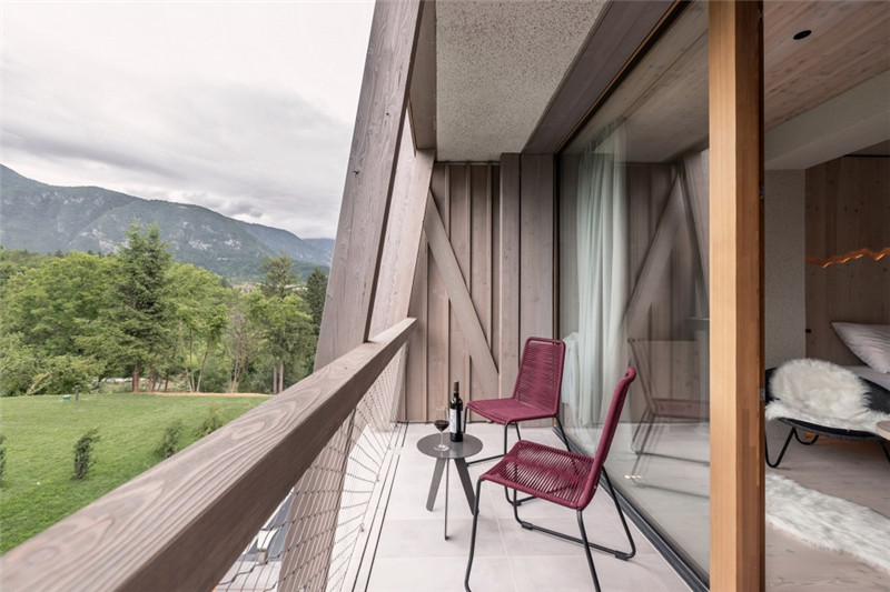 客房露臺設計-連接本土文化與創(chuàng)意的BOHINJ酒店翻新改造設計方案 客房露臺設計-連接本土文化與創(chuàng)意的BOHINJ酒店翻新改造設計方案